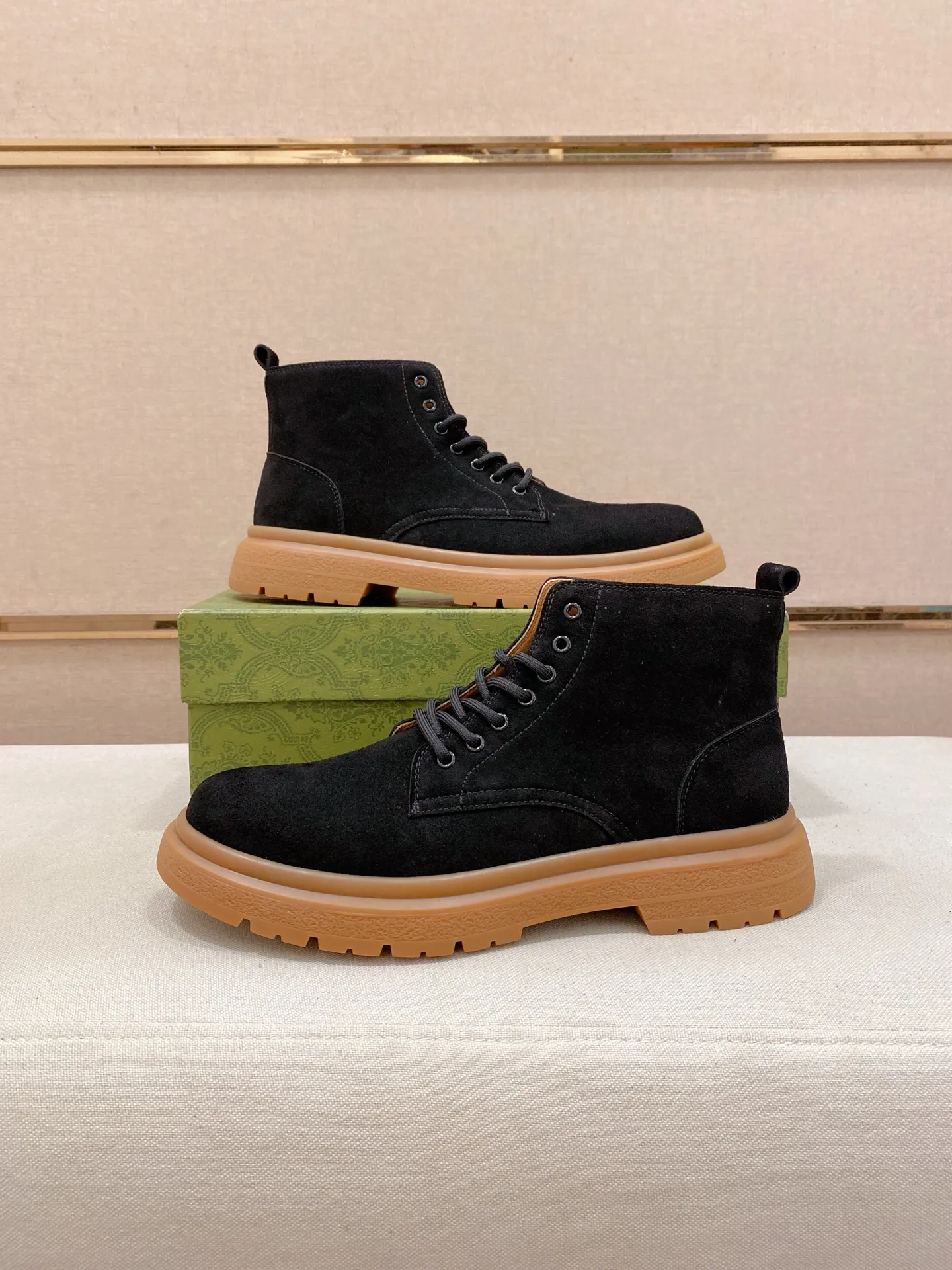 Men's shoes💰 440💰 Leather and velvet lining optional! The new high-top GUCCI counters are on the market at the same time. The new men's shoes and 😘fabric are selected from imported cowhide. The lining: leather lining and plush lining are optional. 👍🏿 High-end ☄️ air-cushion molded anti-slip rubber outsole, exquisite lines, simple and elegant, comfortable and high-end for leisure travel. Code number: 38 to 44 (45 can be customized and cannot be returned or exchanged)